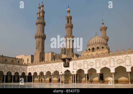 L'époque mamelouke double-embout minaret de Qansah al-Ghuri et minarets de Qaytbay et Aqbaghawiyya de mosquée Al-Azhar dans le vieux Caire Islamique Égypte Banque D'Images