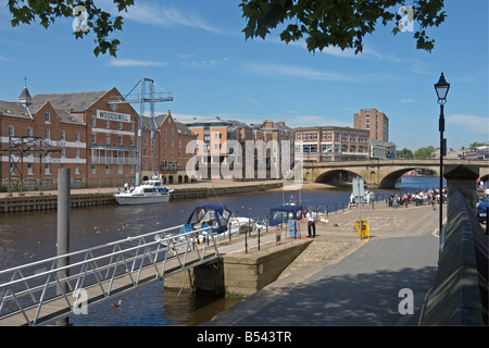 Le centre-ville de York King s Staith promenade River Ouse Yorkshire Angleterre Juillet 2008 Banque D'Images