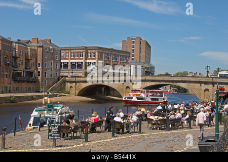 Le centre-ville de York King s Staith manger promenade River Ouse Yorkshire Angleterre Juillet 2008 Banque D'Images