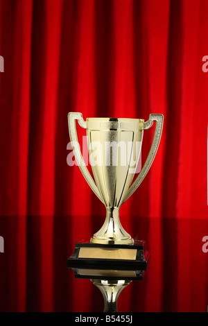 Trophée de la coupe d'or avec rideau rouge contexte Banque D'Images