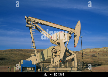 Puits de pétrole ou de pompage de pétrole Pumpjack Bakken réserver Dakota du Nord USA, par Dominique Braud/Dembinsky Assoc Photo Banque D'Images