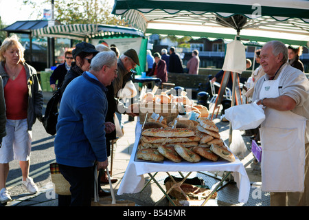 United Kingdom West Sussex arundel un décrochage de boulangers dans le mensuel farmers market Banque D'Images