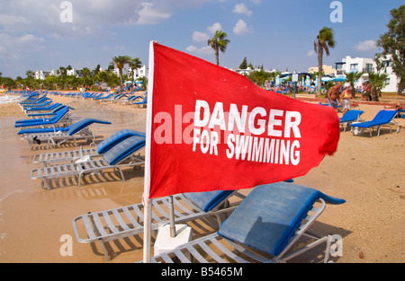 Drapeau rouge DANGER POUR LA baignade sur la plage à Ayia Napa sur l'île Méditerranéenne de Chypre UE Banque D'Images