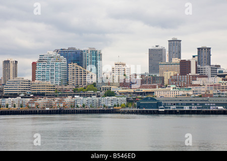 Le long du front de mer de Seattle skyline Elliot Bay dans la région de Puget Sound Banque D'Images
