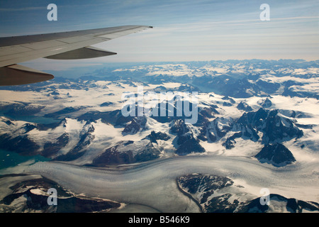 Août 2008 - Une vue de l'avion plus de montagnes couvertes de neige l'Greenalnd Banque D'Images