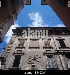 Une vieille maison avec un relief d'un lion de Venise, Riva del Garda, Italie Banque D'Images