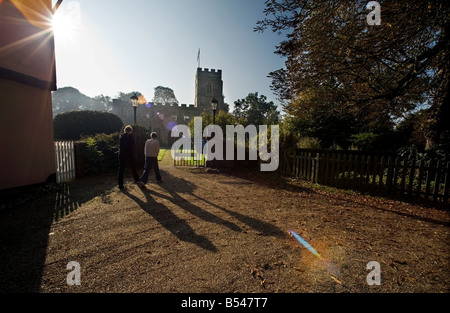 Assister à l'église St John the Baptist Church of England automne congrégation publique vont à l'église Banque D'Images