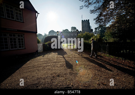 Assister à l'église St John the Baptist Church of England automne congrégation publique vont à l'église traditionnelle lumière dorée automne chute Banque D'Images