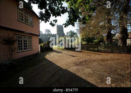 Assister à l'église St John the Baptist Church of England automne congrégation publique vont à l'église traditionnelle lumière dorée automne chute Banque D'Images