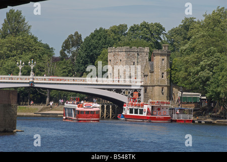 Le centre-ville de York King s Staith Riverside Walk Lendal Bridge River Ouse Yorkshire Angleterre Juillet 2008 Banque D'Images