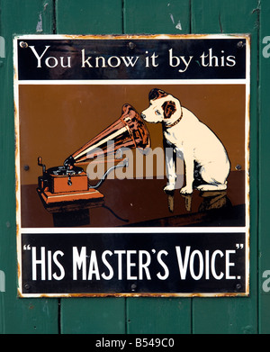 La voix de ses maîtres de chien vieux gramophone hmv signe publicité record hi-fi Banque D'Images