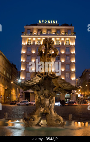 Fontaine du Triton, sur la place Piazza Barberini Rome Italie Banque D'Images