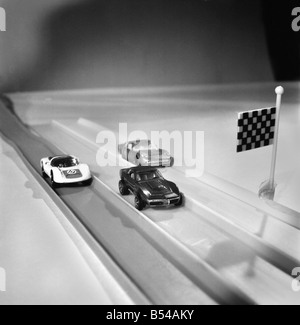 Une course de voiture autour d'une piste, une partie de la piste de course de roquettes Corgi. &# 13 ;&# 10;Novembre 1969 &# 13 ;&# 10;Z10838-003 Banque D'Images