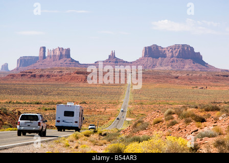 Les véhicules récréatifs et les automobiles à Monument Valley Banque D'Images