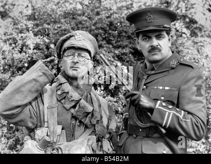 C'est Blackadder et Baldrick, allant bien au-dessus du dessus dans une nouvelle série de la BBC situé dans les tranchées de la Première Guerre mondiale. Rowan Atkinson et Tony Robinson, avec leurs camarades d'autres vieux, sera de retour sur le fort à la fin de ce mois. ;Septembre 1989 ;P017080 Banque D'Images