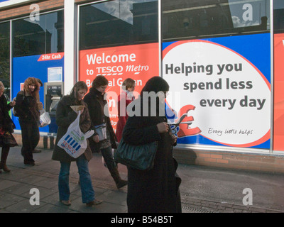 UK-Sections locales en passant devant un supermarché Tesco à Bethnal Green Rd, London.Photo © Julio Etchart Banque D'Images