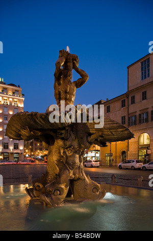 Fontaine du Triton, sur la place Piazza Barberini Rome Italie Banque D'Images