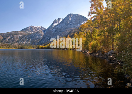 Réflexions de la couleur de l'automne sur le lac d'argent dans la boucle du lac juin, California, United States en octobre 2008 Banque D'Images