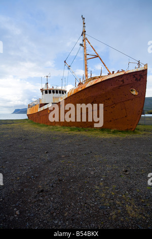 Garðar BA 64 a été construit en 1912 et en 1981 à Patreksfjordur échoués sur les Fjords de l'ouest de l'acier le plus ancien navire en Islande Banque D'Images