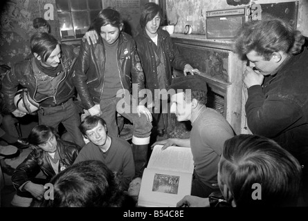 M. Ted bois de bouleau, près de Manchester se lit la Bible à l'enfer Anges Club durant une réunion de la communauté à son domicile. Novembre 1969 Z11177-001 Banque D'Images