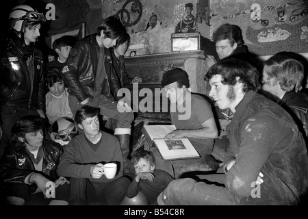 M. Ted bois de bouleau, près de Manchester se lit la Bible à l'enfer Anges Club durant une réunion de la communauté à son domicile. Novembre 1969 Z11177-002 Banque D'Images