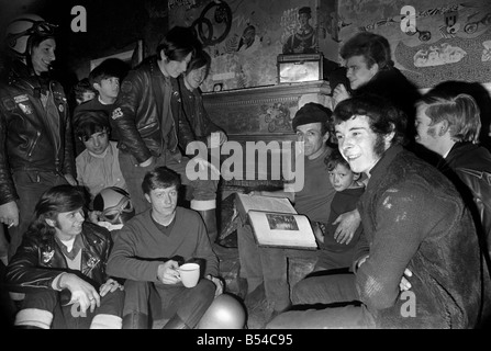 M. Ted bois de bouleau, près de Manchester se lit la Bible à l'enfer Anges Club durant une réunion de la communauté à son domicile. Novembre 1969 Z11177 Banque D'Images