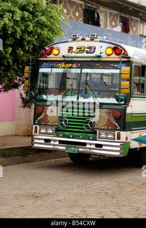 Bus public colorés dans le village de Ataco dans l'ouest de l'Amérique centrale, El Salvador Banque D'Images