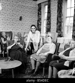 Mlle Pat Browne (21) qui est une assistante infirmière ou aide à l'Alexandra House, Maitland Park Road, Hampstead, accueil pour de vieilles dames. Pat Browne visiter les patients pendant le reste ouverte. Novembre 1969 Z11372-001 Banque D'Images