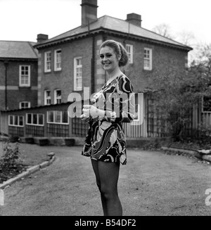 Mlle Pat Browne (21) qui est une assistante infirmière ou aide à l'Alexandra House, Maitland Park Road, Hampstead, accueil pour de vieilles dames. Pat Browne en mini jupe dans les motifs de la maison. Novembre 1969 Z11372-004 Banque D'Images