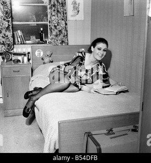 Mlle Pat Browne (21) qui est une assistante infirmière ou aide à l'Alexandra House, Maitland Park Road, Hampstead, accueil pour de vieilles dames. Pat Browne portant une jupe, dans sa chambre. Novembre 1969 Z11372-005 Banque D'Images