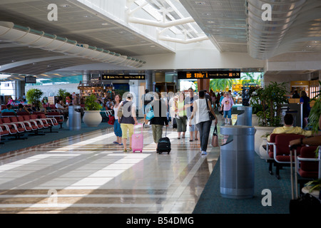 Les voyageurs se rendant à pied aux portes du terminal de l'aéroport international d'Orlando Banque D'Images