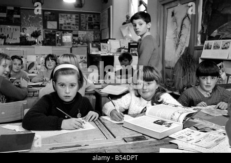 L'école de l'époque victorienne. L'École haut Bray, Brayford, North Devon, qui a été ouvert en 1873. Les enfants dans la salle de classe (il y a Banque D'Images