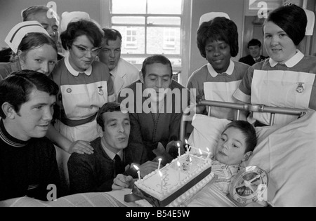 Le sport. Joueurs de football : Liverpool Ian Callaghan, Chris Lawler et Ian St John visiter un garçon se remettent d'une opération à Alder Hey children's hospital. Novembre 1969 Z10650 Banque D'Images