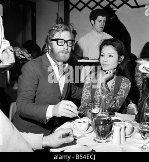 Le photographe David Bailey a tenu aujourd'hui une partie dans une Kings Road chelsea club de lancer son livre ont participé à la fête. Michael Caine avec sa petite amie Minda Feliciano. Novembre 1969 Z10810-002 Banque D'Images