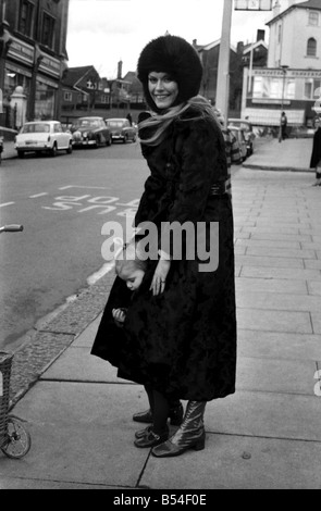 Dean Francis actrice qui vit à Fairfax Road, T.6., porte une maxi-coat et il est fait de fourrure synthétique par astraka. Elle était o Banque D'Images