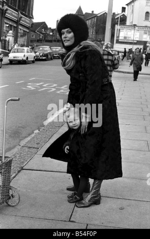 Dean Francis actrice qui vit à Fairfax Road, T.6., porte une maxi-coat et il est fait de fourrure synthétique par astraka. Elle était o Banque D'Images