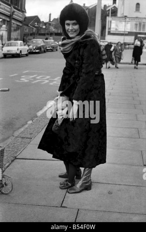 Dean Francis actrice qui vit à Fairfax Road, T.6., porte une maxi-coat et il est fait de fourrure synthétique par astraka. Elle était o Banque D'Images