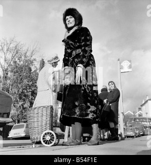 Dean Francis actrice qui vit à Fairfax Road, T.6., porte une maxi-coat et il est fait de fourrure synthétique par astraka. Elle était o Banque D'Images