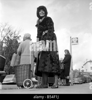 Dean Francis actrice qui vit à Fairfax Road, T.6., porte une maxi-coat et il est fait de fourrure synthétique par astraka. Elle était o Banque D'Images