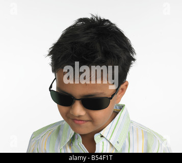 Asian boy d'origine indienne portant des lunettes de soleil Banque D'Images