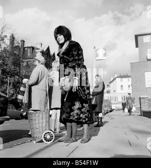 Dean Francis actrice qui vit à Fairfax Road, T.6., porte une maxi-coat et il est fait de fourrure synthétique par astraka. Elle était o Banque D'Images