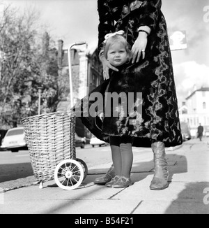 Dean Francis actrice qui vit à Fairfax Road, T.6., porte une maxi-coat et il est fait de fourrure synthétique par astraka. Elle était o Banque D'Images