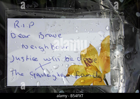 Scène de crime à la Station Road Padgate Warrington où 47 ans Garry Newlove a été battu jusqu'à l'extérieur de son domicile à la suite d'une altercation avec une bande de jeunes plus tard, il est mort de ses blessures que l'on voit ici est une note attachée à quelques fleurs posées en dehors de son domicile Banque D'Images