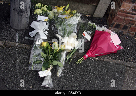 Scène de crime à la Station Road Padgate Warrington où 47 ans Garry Newlove a été battu jusqu'à l'extérieur de son domicile à la suite d'une altercation avec une bande de jeunes plus tard, il est mort de ses blessures que l'on voit ici quelques fleurs posées en dehors de son domicile Banque D'Images