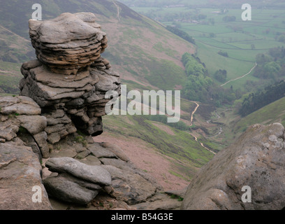 Pierres vieillies sur Tor supérieure donnant sur Grindsbrook sur Kinder du scoutisme dans la Edale Derbyshire Peak District Banque D'Images