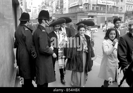 Dans le cadre de la semaine mexicaine dans Bond Street, Londres, le fameux ambassadeurs du Mexique de chanson mexicaine Maria de Lourdes, avec sa troupe Banque D'Images