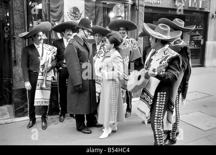 Dans le cadre de la semaine mexicaine dans Bond Street, Londres, le fameux ambassadeurs du Mexique de chanson mexicaine Maria de Lourdes, avec sa troupe Banque D'Images