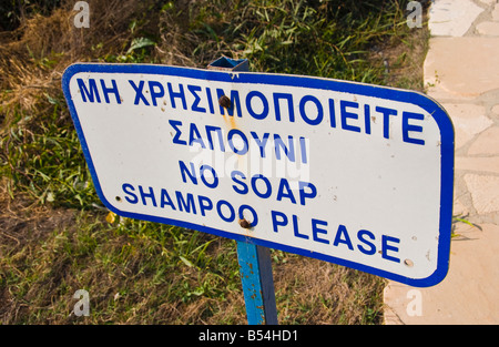 Affiche bilingue pour pas de Savon douche SHAMPOOING VEUILLEZ près de beach Ayia Napa sur l'île Méditerranéenne de Chypre UE Banque D'Images