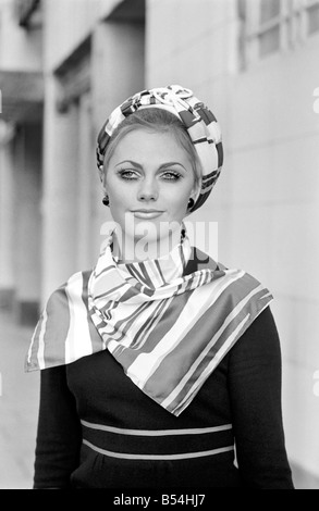 La Guilde de chapellerie ont montré leur collection de chapeaux à la Dorchester, Londres. Geraldine Davies portant un chapeau avec un bord de guérison et la nouvelle-à la couronne peu profondes. Il est réalisé dans une fine paille exotiques dans la jonquille et blanc - par Walmar chapeaux. ;Novembre 1969 ;Z10821-003 Banque D'Images