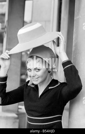 La Guilde de chapellerie ont montré leur collection de chapeaux à la Dorchester, Londres. ;Geraldine Davies portant un marin en feutre blanc et Japonica, quand le marin est retiré le modèle révèle un chef-hugging culotte dans lequel est facile de se pencher en arrière et de repos - par McCracken et Bowen. ;Novembre 1969 ;Z10821-004 Banque D'Images